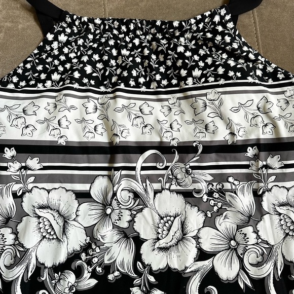 Beach House Black and White Floral Tank Top - Picture 4 of 8